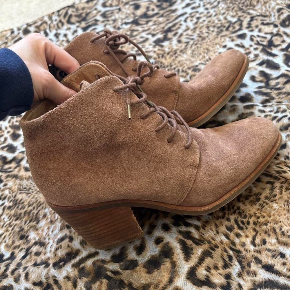 Sofft‎ Corlea Tan Suede Ankle Booties